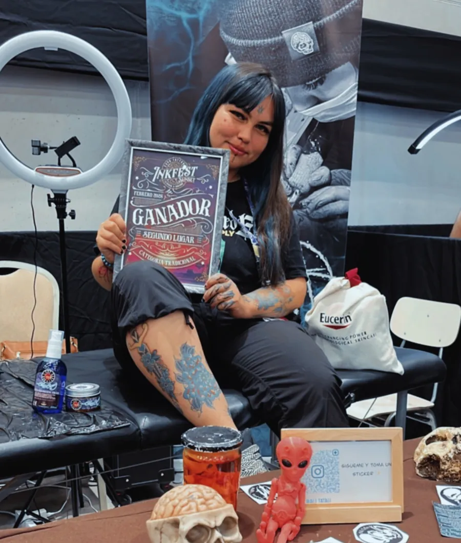 Ali con su diploma de segundo lugar en Inkfest Chile