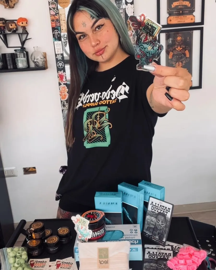 Ali, Tatuadora fundadora
